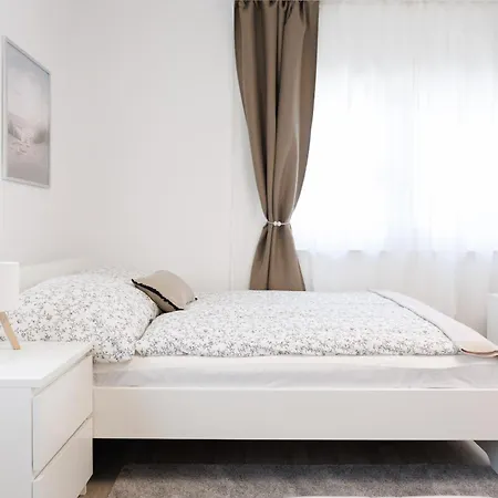 Luxury House With Pool, Garden, Ac & Sauna Apartment