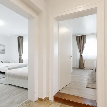 Luxury House With Pool, Garden, Ac & Sauna Apartment